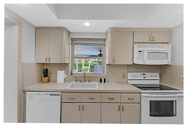 Building Photo - 425 NE 105th St