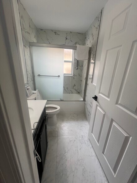 Guest Bathroom - 7927 Manor Forest Blvd