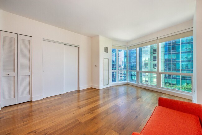 Building Photo - 77 Hudson St
