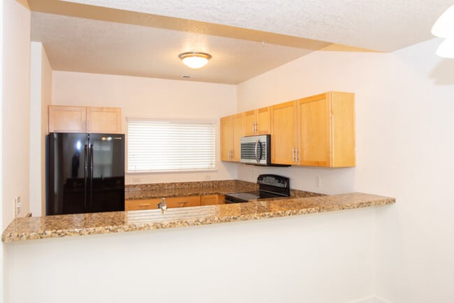 Building Photo - Incredible upper level 2 story condo