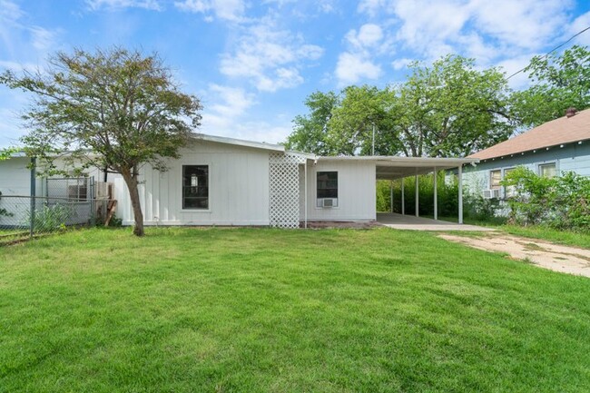 Primary Photo - 407 Lovera Blvd