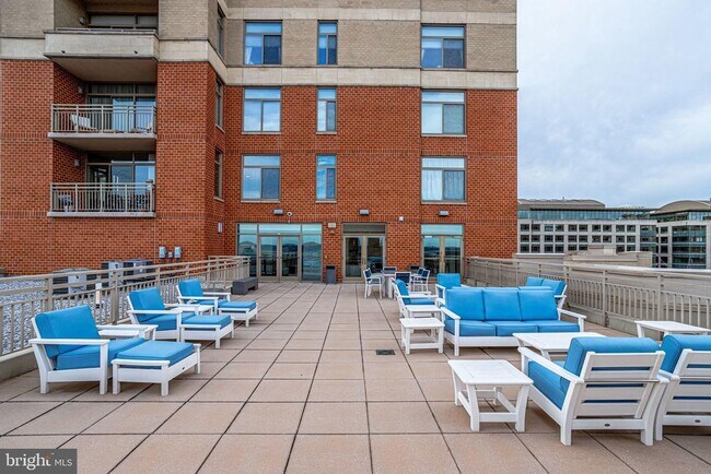 Building Photo - 3650 S Glebe Rd