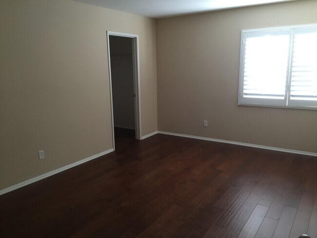 Building Photo - Executive Home!