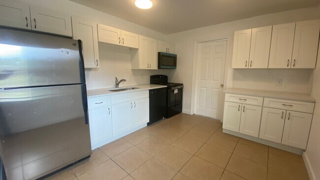 Building Photo - Nicelly Remodeled 3/2 Villa in West Bradenton