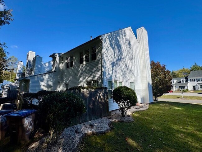 Building Photo - Elegant 2-Story Townhome with Sunroom & Lu...