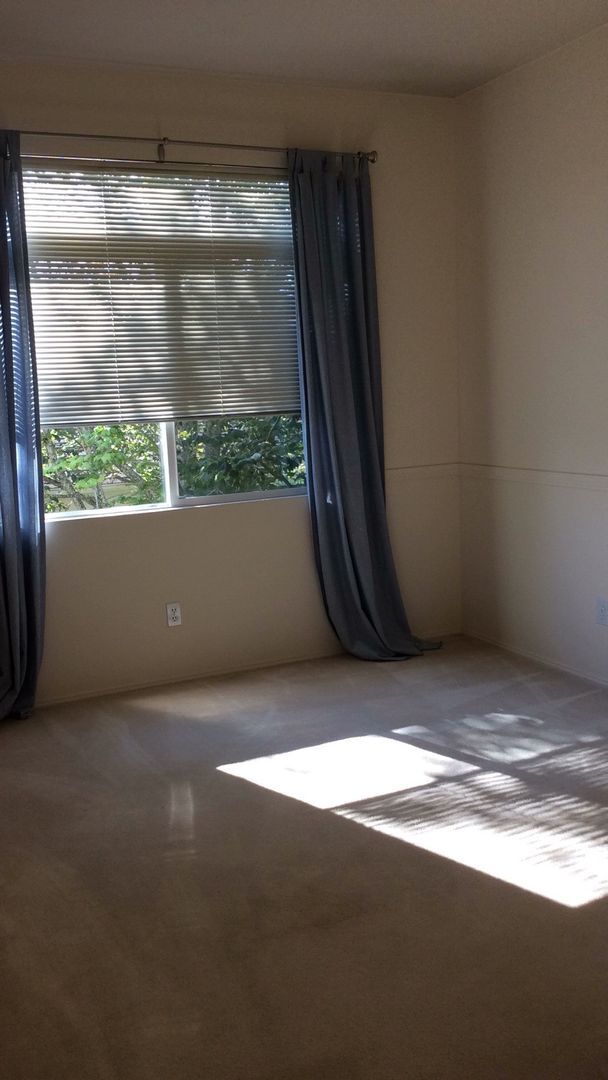 Building Photo - Beautiful Top Floor 2BR 2BA Corner Unit in...