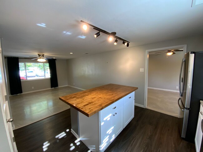 Building Photo - 3 Bedroom Updated Single Story Home Availa...
