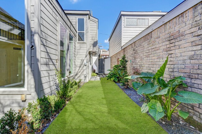 Building Photo - Museum District: Chic 2-Story newly updated home!