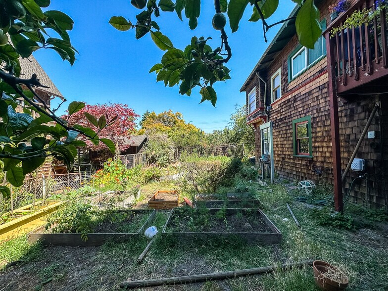 Building Photo - 1937 Russell St