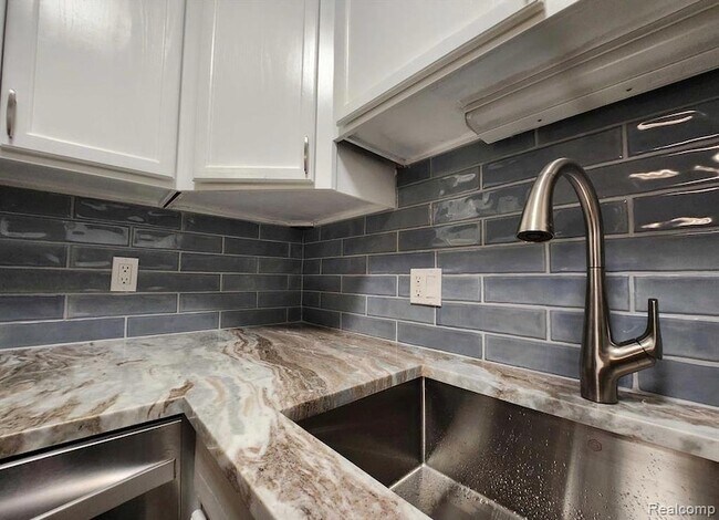 Building Photo - 2445 Torquay Ave