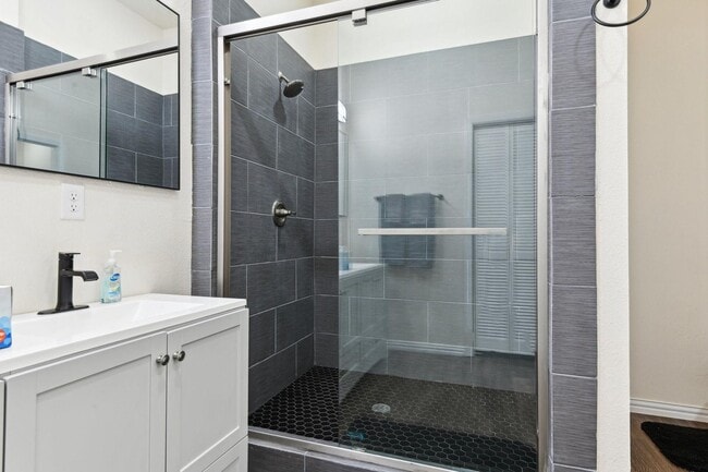 Building Photo - Spacious Custom New Build- 4 Bed 2 Bath Ho...