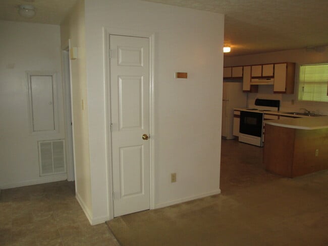 Building Photo - 2 Bedroom, 1 bath apartment - Downstairs Unit