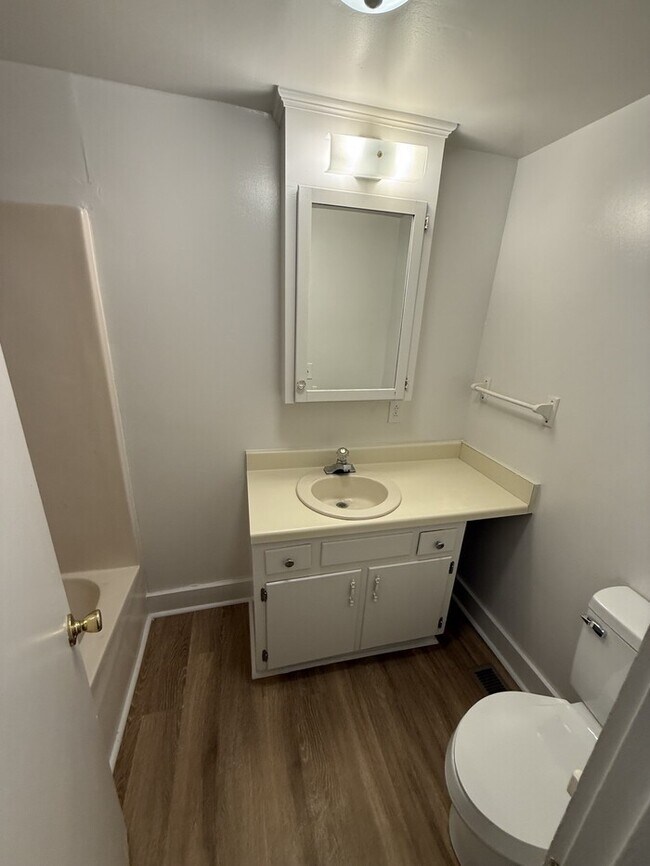 Building Photo - 3 bd 2 ba House