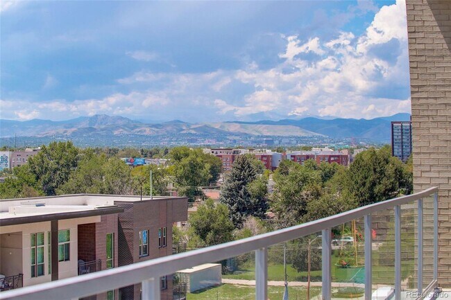 Building Photo - Stunning 2-Bedroom Condo at Sloan's Lake's Premier Lakehouse Community