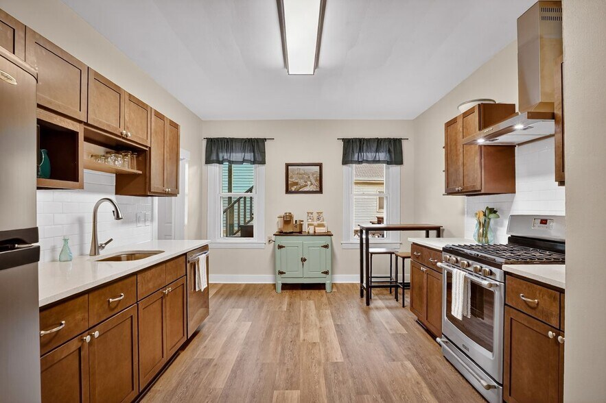 Building Photo - 3225 Mary St