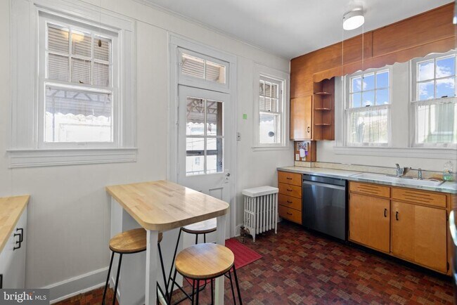 Building Photo - 1228 W 37th St