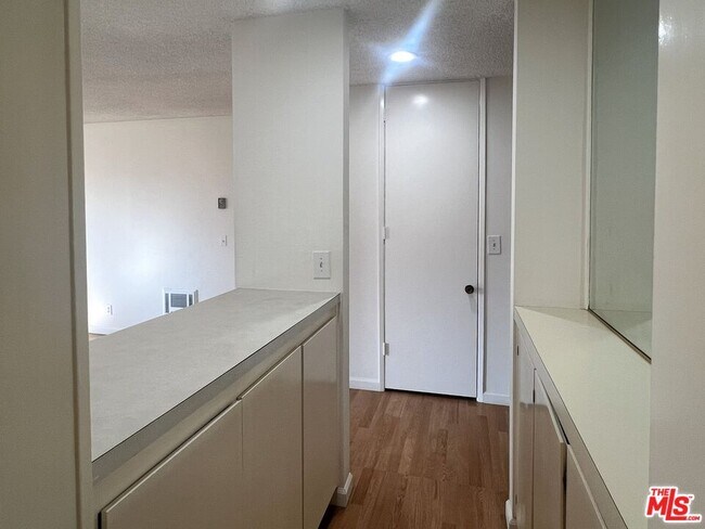 Building Photo - 6000 Canterbury Dr