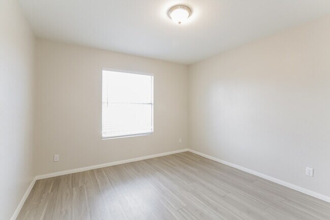 Building Photo - 541 Vantage Ave