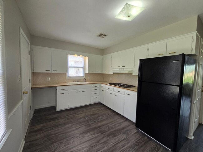 Building Photo - 3 bed 1 bath in Tecumseh!
