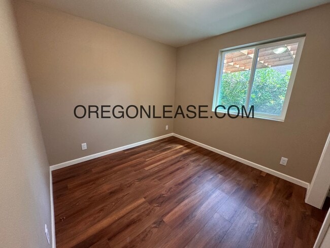 Building Photo - Large 5 bedroom North Eugene Home with lar...