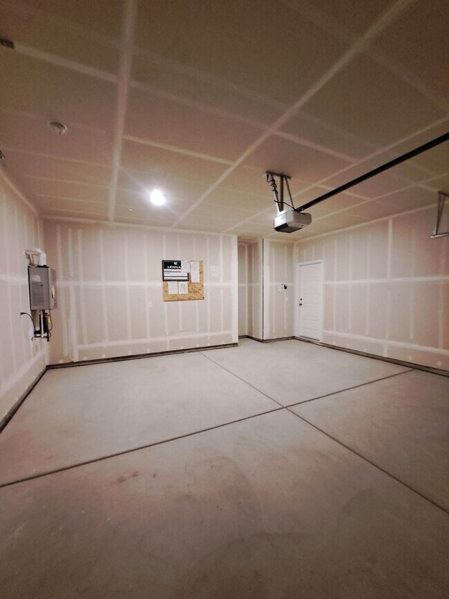 Building Photo - Beautifully Built Home! 3 bed, 2 bath