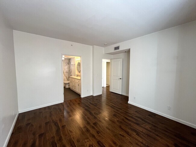 Building Photo - $500 OFF First Month's Rent! 2BR/2BA Downt...