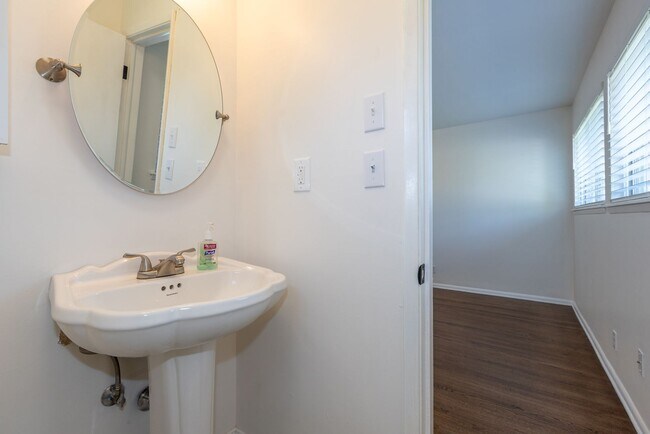 Building Photo - 3 Bed 1.5 Bath in Great Midtown Location!