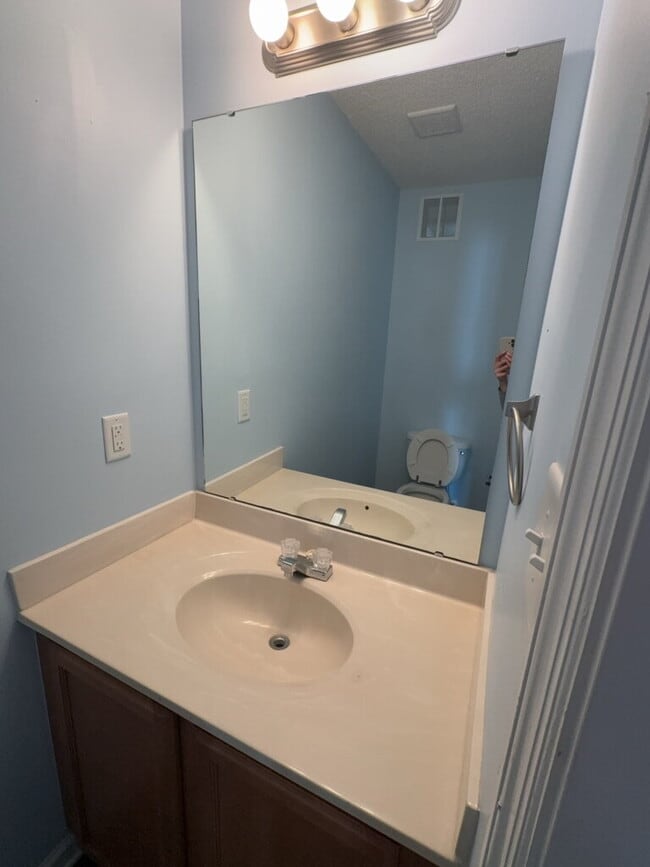 Building Photo - 2005 Banister Loop