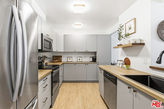 Building Photo - 5625 Green Valley Cir