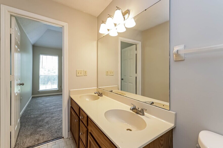 Building Photo - 4574 Kings Grant Dr