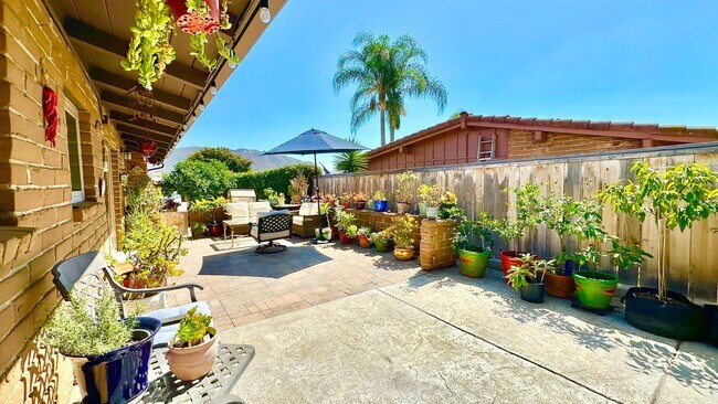 Building Photo - Beautifully Appointed & Fully Furnished, S...