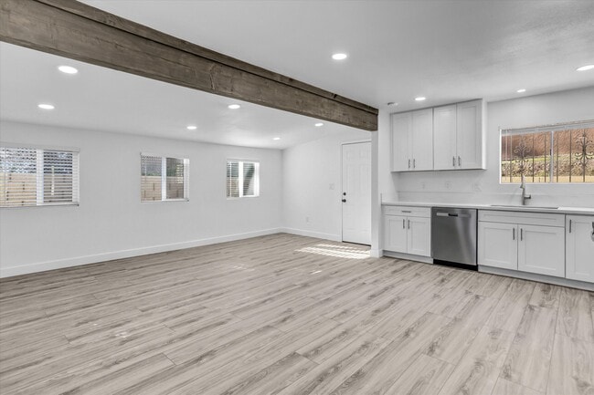 Building Photo - 2040 E 5th St