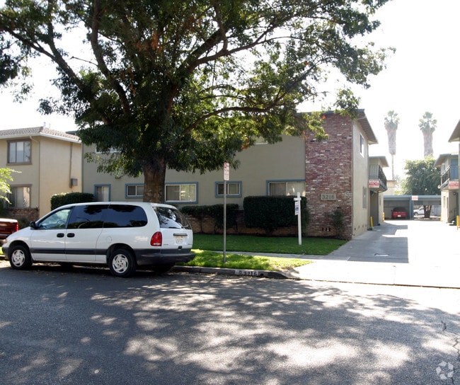 Building Photo - Savoy Plaza Apartments