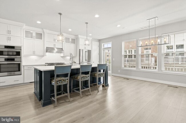 Building Photo - This beautiful modern 3 bed 4 1/2 bath tow...