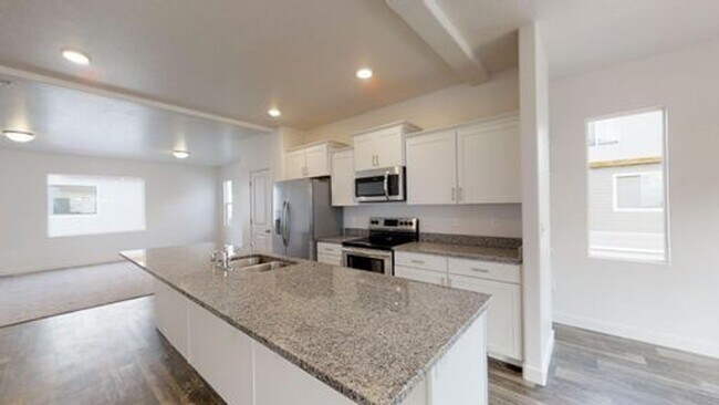 Building Photo - LUXURY TOWNHOME IN OREM!!!