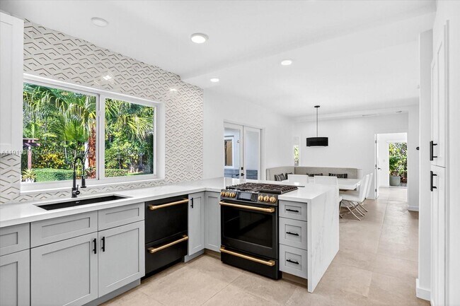 Building Photo - 863 NE 90th St