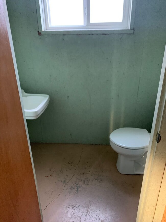 Building Photo - 3 Bedroom, 1.5 Bath House in Pacific Terrace neighborhood