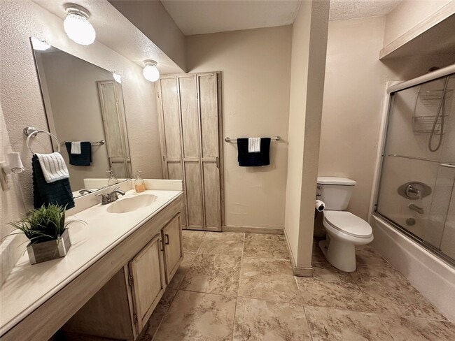 Building Photo - 22227 Deville Dr