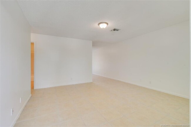 Building Photo - 8839 SE Hobe Ridge Ave