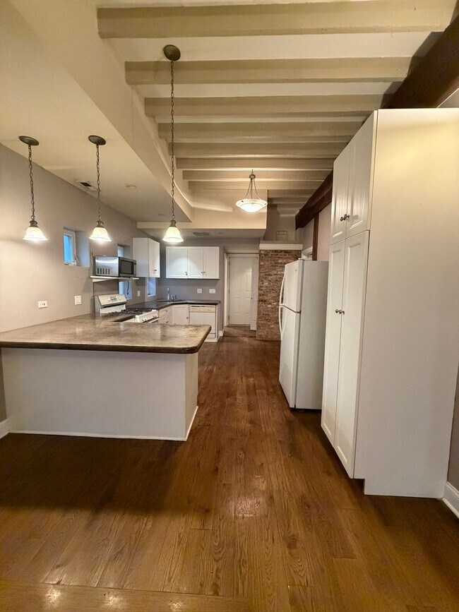 Building Photo - 1357 N Wolcott Ave