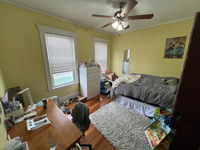 Building Photo - 9/1 Spacious Davis Sq 3BR w/EIK right by T...