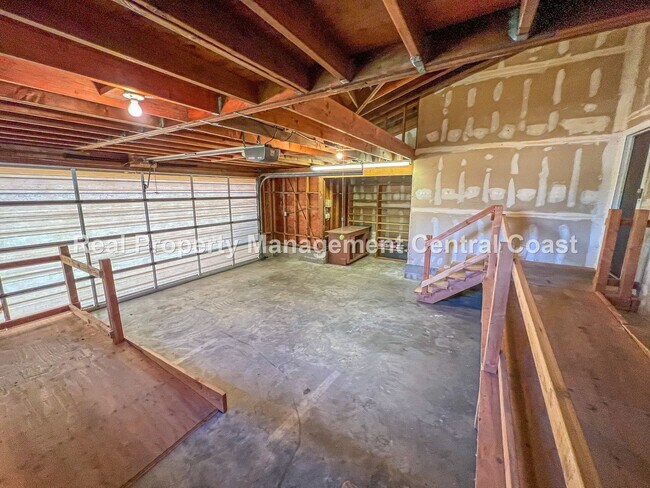 Building Photo - AVAILABLE OCTOBER - Large 4 Bedroom / 3 Ba...