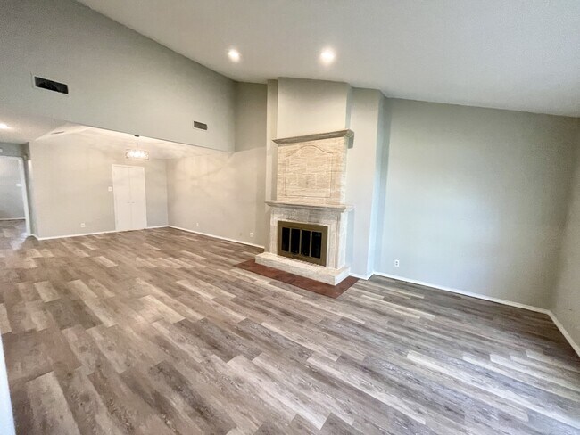 Building Photo - 2203 Canterbury Ct