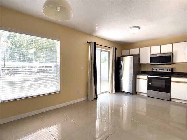 Building Photo - 781 Palmera St