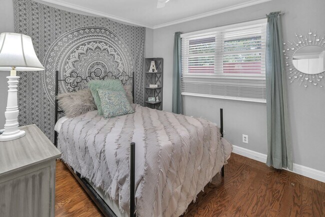 Building Photo - CHARMING 5 BDRM HOME IN CASTLE HILLS!!