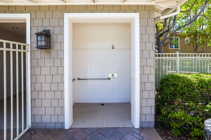 Outdoor shower - 5142 Pearce Dr