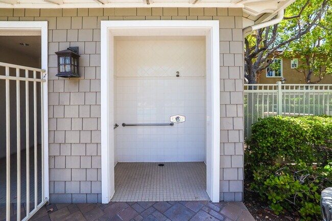 Outdoor shower - 5142 Pearce Dr