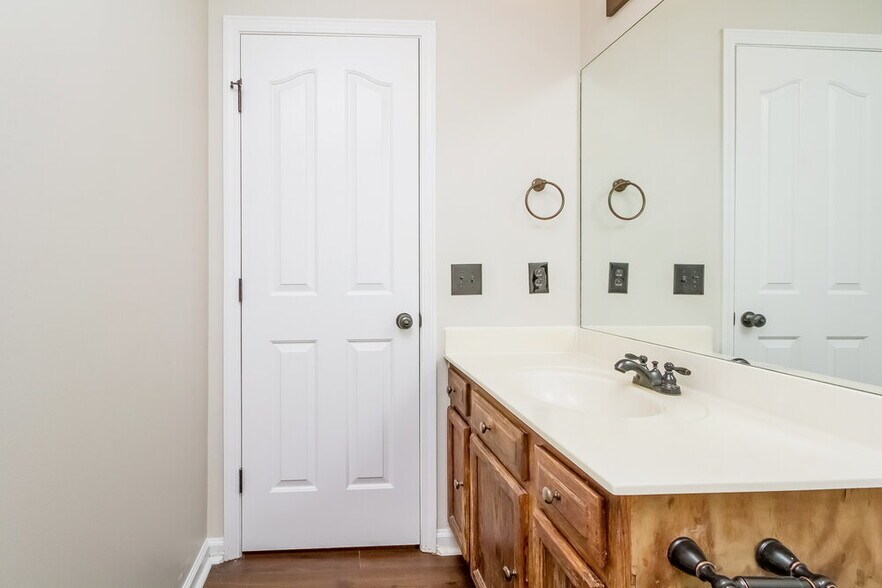 Building Photo - 634 Woodland Hills Dr