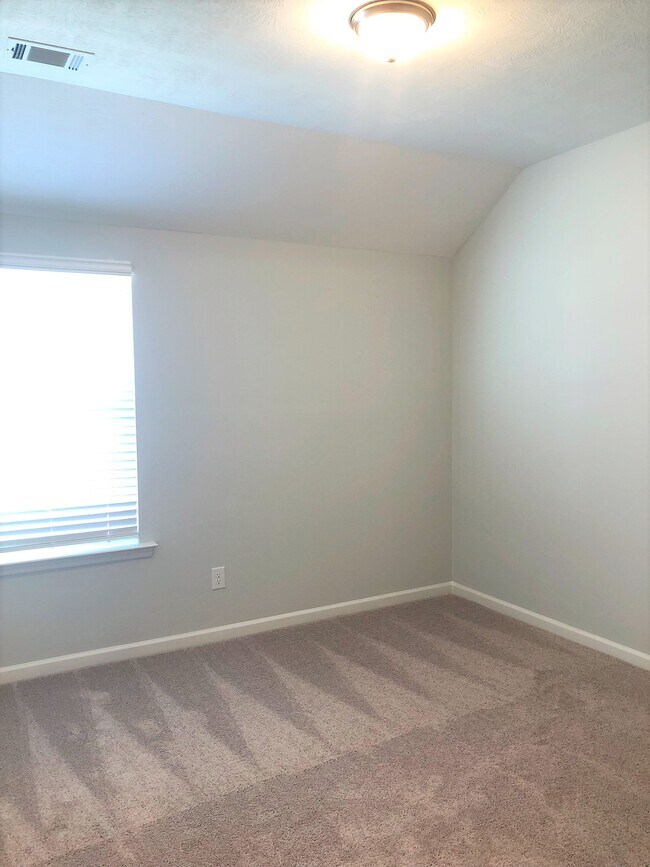 Building Photo - 851 Goodale Dr