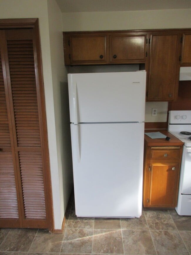 Building Photo - Large Two Bedroom w/ Garage